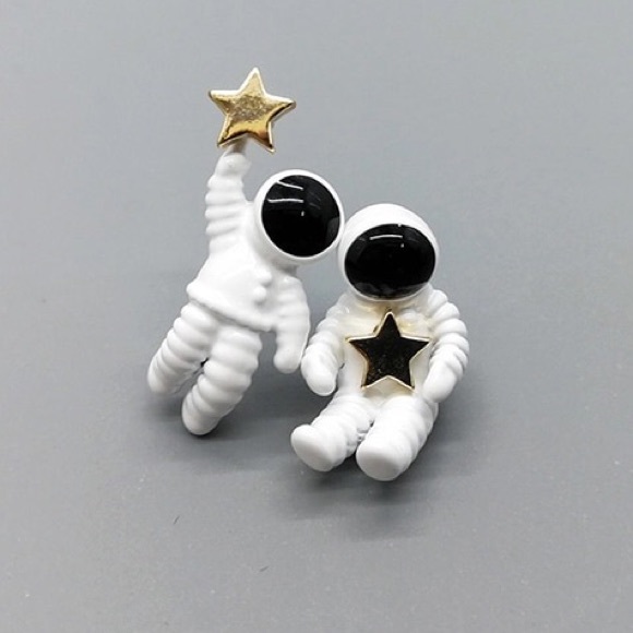 Astronaut Star Earrings - Picture 5 of 8